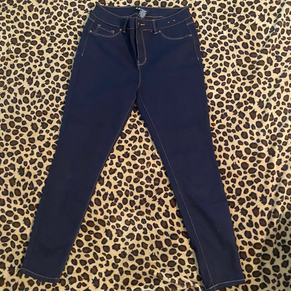 NWOT d.jeans Soft blue skinny jean with tan stitching.